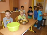 Ovoce a zelenina. Výroba ovocného salátu.